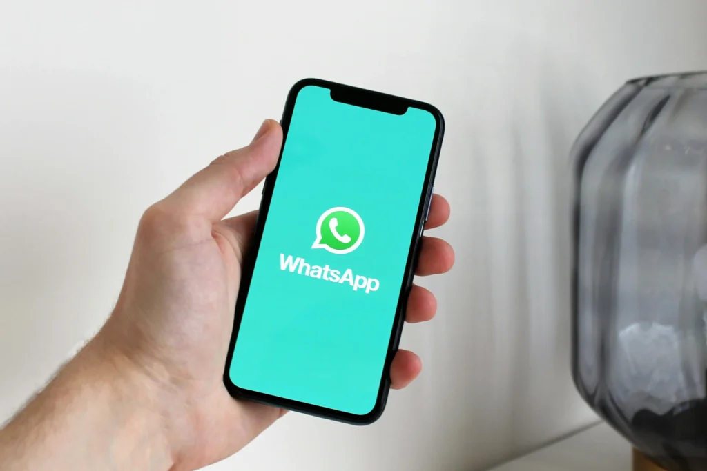 União Europeia ameaça Meta por bloquear rivais de IA no WhatsApp